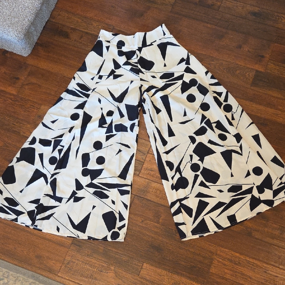 L'ATISTE Black and Off-White Wide Leg Pants Side Zip Closure Flowy Chic Style